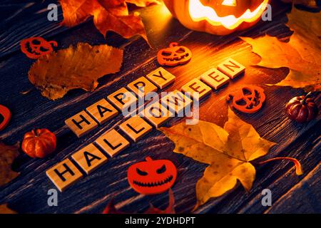 26 octobre 2024 : salutation d'Halloween effrayante avec citrouilles et décorations automnales. Image symbolique de la tradition folklorique américaine. Joyeux Halloween, salutations *** Gruseliger Halloween Gruß mit Kürbissen und herstlicher Deko. Symbolbild für das amerikanische Volksbrauchtum. Joyeux Halloween, Gruß Banque D'Images