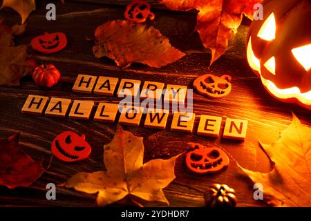 26 octobre 2024 : salutation d'Halloween effrayante avec citrouilles et décorations automnales. Image symbolique de la tradition folklorique américaine. Joyeux Halloween, salutations *** Gruseliger Halloween Gruß mit Kürbissen und herstlicher Deko. Symbolbild für das amerikanische Volksbrauchtum. Joyeux Halloween, Gruß Banque D'Images