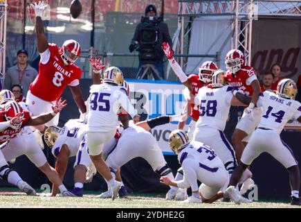 ÉTATS-UNIS. 26 octobre 2024. BLOOMINGTON, INDIANA - OCTOBRE 26 : Grady Gross (95), le kicker des Huskies place de Washington, frappe un field goal contre l'Université de l'Indiana lors d'un match de football de la NCAA le 26 octobre 2024 au Memorial Stadium de Bloomington, Indiana. Les Hoosiers battent les Huskies 31-17. ( Credit : Jeremy Hogan/Alamy Live News Banque D'Images