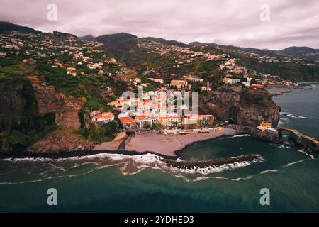 Vue aérienne de la plage volcanique de Ponta do sol, Madère, Portugal. Banque D'Images