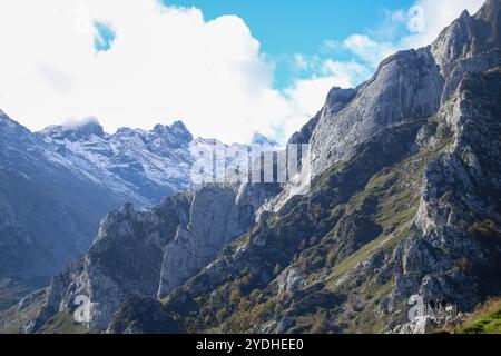 Sotres, Espagne, 26 octobre 2024 : la famille royale et son entourage les accompagnent lors du Prix de la ville exemplaire des Asturies 2024, le 26 octobre 2024, à Sotres, Espagne. Crédit : Alberto Brevers / Alamy Live News. Banque D'Images