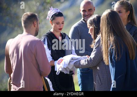 Sotres, Espagne, 26 octobre 2024 : la reine d'Espagne, Letizia Ortiz, reçoit un sweat-shirt d'une fille lors du prix Asturias 2024 de la ville exemplaire, le 26 octobre 2024, à Sotres, Espagne. Crédit : Alberto Brevers / Alamy Live News. Banque D'Images