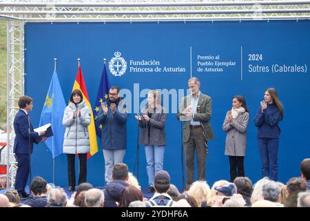 Sotres, Espagne, 26 octobre 2024 : le maire de Cabrales, José Sánchez (l) reçoit les applaudissements de la ministre de la Science, de l'innovation et des universités, Diana Morant (2L), du président de la Principauté des Asturies, Adrián Barbón (3L) et de la famille royale lors du Prix ville exemplaire des Asturies 2024, le 26 octobre 2024, à Sotres, Espagne. Crédit : Alberto Brevers / Alamy Live News. Banque D'Images