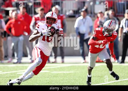 Columbus, États-Unis. 26 octobre 2024. Nebraska Cornhuskers Isaiah Neyor (18 ans) fait une prise dans le frotn des Buckeyes de l'État de l'Ohio Denzel Burke (10 ans) au quatrième trimestre à Columbus, Ohio, le samedi 26 octobre 2024. Photo de Aaron Josefczyk/UPI crédit : UPI/Alamy Live News Banque D'Images