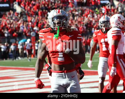 Columbus, États-Unis. 26 octobre 2024. Ohio State Buckeyes Quinshon Judkins (1) réagit après avoir attrapé une passe de touchdown contre les Cornhuskers du Nebraska au quatrième quart-temps à Columbus, Ohio, le samedi 26 octobre 2024. Photo de Aaron Josefczyk/UPI crédit : UPI/Alamy Live News Banque D'Images