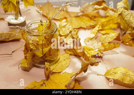 Les charmes de la forêt d'automne dans un bocal en verre Banque D'Images