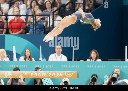 Paris, France. 30 juillet 2024. La brésilienne Flavia Saraiva descend de la poutre lors de la finale de l'équipe féminine de gymnastique artistique aux Jeux Olympiques de Paris 2024 à Paris, France. Daniel Lea/CSM/Alamy Live News Banque D'Images