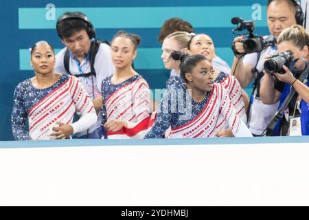 Paris, France. 30 juillet 2024. Simone Biles et ses coéquipières américaines attendent les scores des juges lors de la finale de l'équipe de gymnastique artistique féminine aux Jeux Olympiques de Paris 2024 à Paris, France. Daniel Lea ? CSM/Alamy Live News Banque D'Images