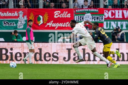 Chrislain Matsima (FC Augsburg, #5) et Jamie Bynoe-Gittens (Borussia Dortmund, #43) auf der Jagd nach dem Ball. GER, FC Augsburg v. BV Borussia Dortmund, Fussball, Bundesliga, 8. Spieltag, Spielzeit 2024/2025, 26.10.2024. (LA RÉGLEMENTATION DFB DU DFL INTERDIT TOUTE UTILISATION DE PHOTOGRAPHIES COMME SÉQUENCES D'IMAGES ET/OU QUASI-VIDÉO). Foto : Eibner-Pressefoto/Heike Feiner Banque D'Images