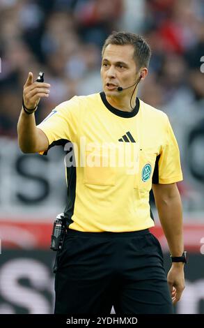 Stuttgart, Allemagne. 26 octobre 2024. IM Bild : Schiedsrichter Robert Hartmann, 26.10.2024, Fussball, Bundesliga, VfB Stuttgart - Holstein Kiel, GER, Stuttgart, MHP Arena, DFL LA RÉGLEMENTATION INTERDIT TOUTE UTILISATION DE PHOTOGRAPHIES COMME SÉQUENCES D'IMAGES ET/OU QUASI-VIDÉO. Crédit : dpa/Alamy Live News Banque D'Images