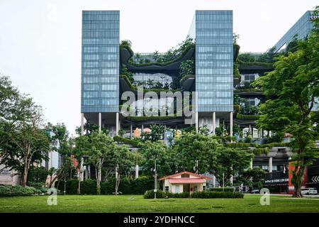 Singapour - 12 août 2024 : vue sur Parkroyal Collection Pickering, un hôtel de luxe avec une vaste verdure conçu par WOHA Banque D'Images