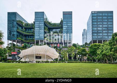 Singapour - 12 août 2024 : vue sur Parkroyal Collection Pickering, un hôtel de luxe avec une vaste verdure conçu par WOHA Banque D'Images