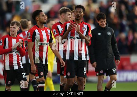 Londres, Royaume-Uni. 26 octobre 2024. Le défenseur du Brentford FC Ethan Pinnock (5 ans) applaudit les supporters à plein temps lors du match de premier League anglaise du Brentford FC contre Ipswich Town FC au Gtech Community Stadium, Londres, Angleterre, Royaume-Uni le 26 octobre 2024 Credit : Every second Media/Alamy Live News Banque D'Images