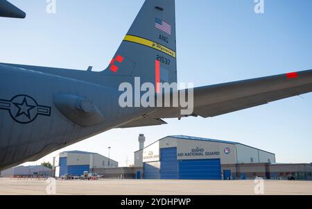 Les membres de la 124th Fighter Wing partent pour Green Flag West de Gowan Field, Idaho, le 24 octobre 2024. LA GFW veille à ce que la 124e escadre de chasse soit opérationnelle pour fournir un soutien au sol conjoint à l'échelle mondiale. (Photo de la Garde nationale aérienne des États-Unis par le sergent d'état-major Joseph R. Morgan) Banque D'Images