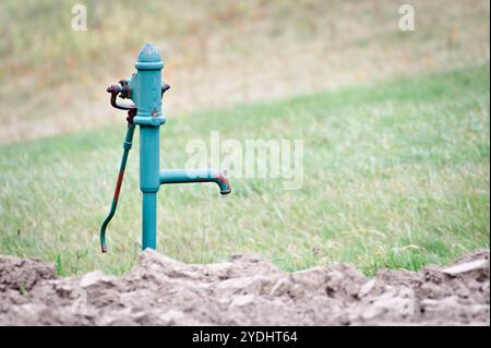 Pompe à eau manuelle en métal vintage dans le jardin. Campagne de république tchèque. Banque D'Images