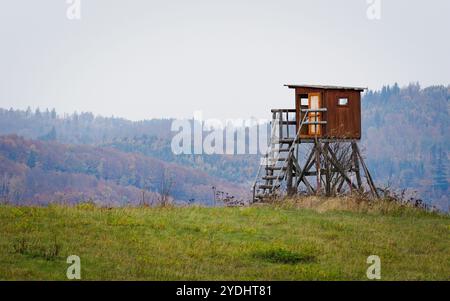 Siège haut pour les chasseurs et les gardiens dans la nature. Nature de la république tchèque. Banque D'Images