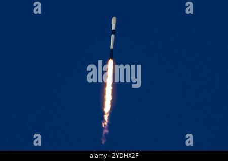 Cap Canaveral, Floride, États-Unis. 26 octobre 2024. Une fusée SpaceX Falcon 9 transportant 22 satellites Starlink décolle du Space Launch Complex-40 à Cape Canaveral Space Force Station, Floride, à 17h47 HAE le 26 octobre 2024 (image crédit : © Jennifer Briggs/ZUMA Press Wire) USAGE ÉDITORIAL SEULEMENT! Non destiné à UN USAGE commercial ! Banque D'Images
