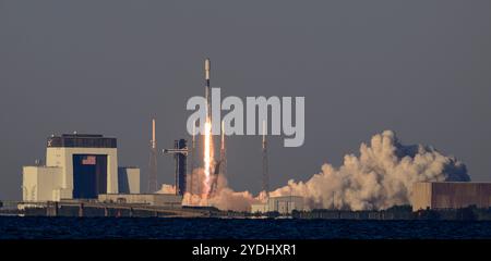 Cap Canaveral, Floride, États-Unis. 26 octobre 2024. Une fusée SpaceX Falcon 9 transportant 22 satellites Starlink décolle du Space Launch Complex-40 à Cape Canaveral Space Force Station, Floride, à 17h47 HAE le 26 octobre 2024 (image crédit : © Jennifer Briggs/ZUMA Press Wire) USAGE ÉDITORIAL SEULEMENT! Non destiné à UN USAGE commercial ! Banque D'Images