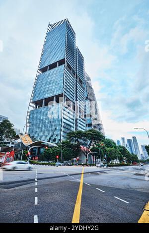 Singapour - 16 août 2024 : South Beach Towers. Conçu par Foster, développement à usage mixte composé de bureaux, résidences, hôtel Banque D'Images