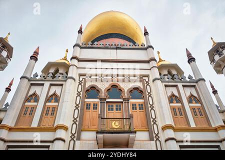 Singapour - 16 août 2024 : Mosquée Masjid Sultan dans l'historique Kampong Glam avec dôme doré et immense salle de prière, le point focal pour la communauté musulmane Banque D'Images
