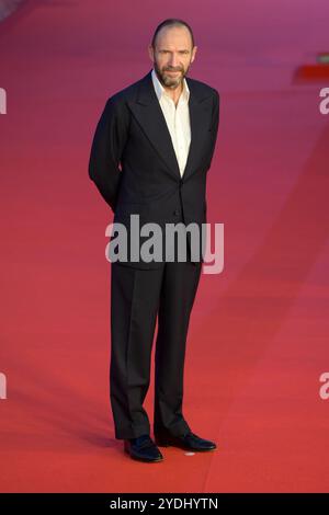 Rome, Italie. 26 octobre 2024. Ralph Fiennes assiste au tapis rouge du film ' Conclave ' au Rome film Fest 2024 à l'Auditorium Parco della Musica. Crédit : SOPA images Limited/Alamy Live News Banque D'Images
