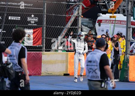 Brad Pitt filme une scène pour son nouveau film “F1” réalisé par Joseph Kosinski, Grand Prix de Mexico 2024, Mexique. 26 octobre 2024. Crédit : Lexie Harrison-Cripps/Alamy Live News Banque D'Images