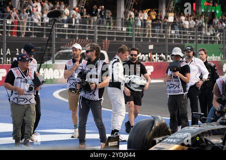Brad Pitt filme une scène pour son nouveau film “F1” réalisé par Joseph Kosinski, Grand Prix de Mexico 2024, Mexique. 26 octobre 2024. Crédit : Lexie Harrison-Cripps/Alamy Live News Banque D'Images