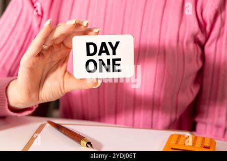 Vue portrait d'une couverture de livre pour le roman 'One Day' de David Nichols. Affiche une silhouette orange de deux profils se faisant face, entre lesquels correspond le t Banque D'Images