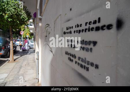 Athènes, Grèce. 25 octobre 2024. Un slogan est écrit à l’extérieur d’un immeuble résidentiel, qui se lit comme suit : « vivez la vraie expérience grecque. 500€ de salaire, 400€ de loyer. Airbnb augmente les loyers ». Le pays est confronté à une aggravation de la crise du logement, tandis que de nouvelles données Eurostat montrent que la Grèce a le taux le plus élevé de personnes qui n'ont pas été en mesure de payer leur loyer au cours des douze derniers mois. Crédit : Dimitris Aspiotis/Alamy Banque D'Images