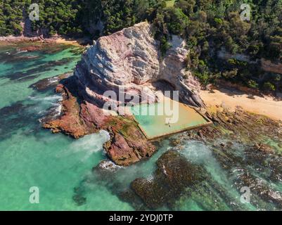 Vue aérienne d'une piscine le long d'une côte rocheuse à Eden sur la côte sud de la Nouvelle-Galles du Sud, Australie. Banque D'Images
