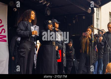 Londres, Royaume-Uni. 26 OCT, 2024. Cousin de Chris Kaba, un homme noir abattu par la police, parle lors de la contre-manifestation SUTR alors que des milliers de personnes se sont rassemblées pour le rassemblement Unite the Kingdom organisé par Tommy Robinson, qui n'était pas présent en raison de sa détention en prison, rassemblant à Victoria la marche a pacifiquement fait son chemin vers la place du Parlement où un nouveau documentaire 'Lawfare' a été projeté. Stand Up to Racism a mobilisé une contre-protestation avec des milliers de personnes, qui se sont rassemblées pacifiquement à l'autre bout de whitehall. Crédit Milo Chandler/Alamy Live News Banque D'Images