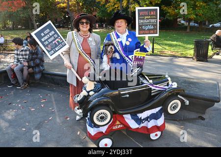 Lynn de Paramus et Kathy de Woodridge, N.J. avec leur chien Avery Finn pose pour une photo lors de la Parade canine d'Halloween de Washington Square Park à New York, N.Y., samedi 26 octobre 2024. (Photo : Gordon Donovan) Banque D'Images