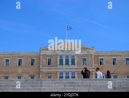 Athènes, Grèce. 25 octobre 2024. Les gens marchent sur la place Syntagma devant le Parlement grec. Crédit : Dimitris Aspiotis/Alamy Banque D'Images