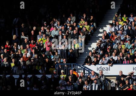 Fans de West Bromwich Albion lors du match du Sky Bet Championship West Bromwich Albion vs Cardiff City aux Hawthorns, West Bromwich, Royaume-Uni, 26 octobre 2024 (photo par Gareth Evans/News images) Banque D'Images