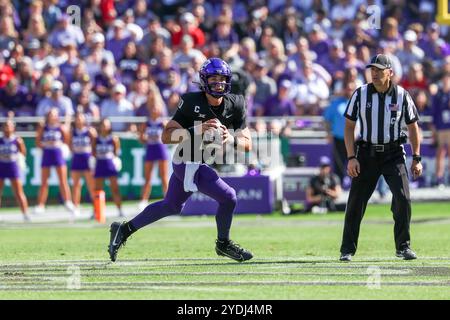 26 octobre 2024 : Josh Hoover (10 ans), le quarterback des Horned Frogs de TCU, sort pour passer lors d'un match entre les Texas Tech Red Raiders et les Horned Frogs de l'Université chrétienne du Texas au stade Amon G. carter à Fort Worth, Texas. Freddie Beckwith/CSM Banque D'Images