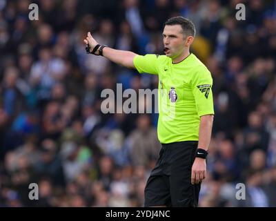 Brighton, Royaume-Uni. 16 octobre 2024. Brighton, Angleterre - octobre 26 : arbitre Michael Oliver lors du match de premier League 2024/25 entre Brighton et Hove Albion contre Wolverhampton Wanderers au stade Amex le 26 octobre 2024 à Brighton, Angleterre. (David Horton/SPP) crédit : SPP Sport Press photo. /Alamy Live News Banque D'Images