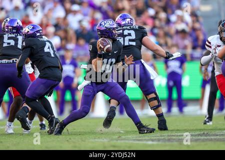 26 octobre 2024 : Josh Hoover (10 ans), le quarterback de TCU Horned Frogs, semble passer lors d'un match entre les Texas Tech Red Raiders et les Horned Frogs de l'Université chrétienne du Texas au stade Amon G. carter à Fort Worth, Texas. Freddie Beckwith/CSM Banque D'Images