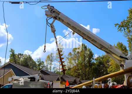 L'infrastructure électrique est mise à niveau par un travailleur dans un chariot élévateur à plate-forme surélevée Banque D'Images