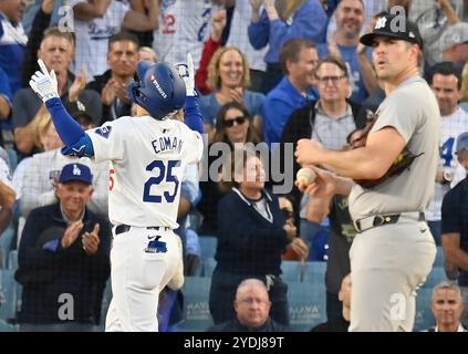 Los Angeles, États-Unis. 26 octobre 2024. Les Dodgers de Los Angeles Tommy Edman célèbrent le lancement des New York Yankees Carlos Rodon qui regarde le tableau de bord après avoir frappé un home run en solo dans la deuxième manche du deuxième match des séries mondiales MLB au Dodger Stadium le samedi 26 octobre 2024. Photo de Jim Ruymen/UPI crédit : UPI/Alamy Live News Banque D'Images