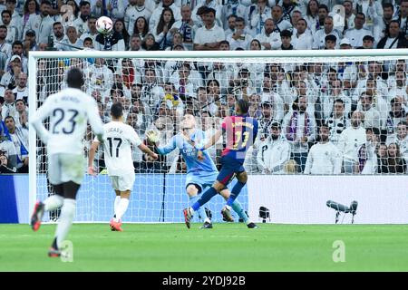 (241027) -- MADRID, Oct. 27, 2024 (Xinhua) -- Raphinha (1er R) du FC Barcelone tire pour marquer lors du match de football de la Liga entre le Real Madrid et le FC Barcelone au stade Santiago Bernabeu, Madrid, Espagne, le 26 Oct. 2024. (Photo Gustavo Valiente/Xinhua) Banque D'Images