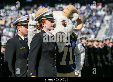 26 octobre 2024 : Bill the Goat taquine avec l'un des Midshipmen lors d'un match de football de la NCAA entre les notre Dame Fighting Irish et les Navy Midshipmen au MetLife Stadium à East Rutherford, NJ Mike Langish/CSM Banque D'Images