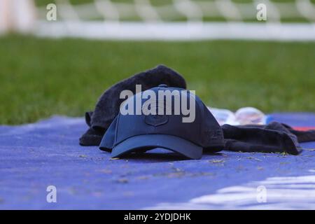 West Bromwich, Royaume-Uni. 26 octobre 2024. La casquette de Cardiff City de Jak Alnwick de Cardiff City lors du Sky Bet Championship match West Bromwich Albion vs Cardiff City aux Hawthorns, West Bromwich, Royaume-Uni, 26 octobre 2024 (photo par Gareth Evans/News images) à West Bromwich, Royaume-Uni le 26/10/2024. (Photo de Gareth Evans/News images/SIPA USA) crédit : SIPA USA/Alamy Live News Banque D'Images