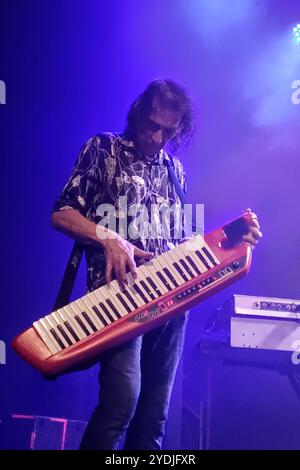 Sao Paulo, Brésil. 26 octobre 2024. Dans la photo, le claviériste John Lawry lors d'une représentation à São Paulo, dans la nuit du samedi 26 octobre 2024. Le Christian Rock PETRA Band part en méga tournée au Brésil, le guitariste Bob Hartman, John Schlitt, John Lawry, Greg Bailey et Cristian Borneo se produiront dans 5 villes du Brazil Tour 2024. Crédit : Saulo Dias/Alamy Live News Banque D'Images