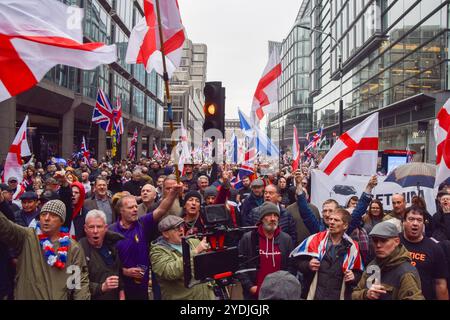 Londres, Royaume-Uni. 26 octobre 2024. Des milliers de manifestants arborant les drapeaux anglais et de l'Union Jack défilent dans Victoria Street en solidarité avec Tommy Robinson, figure d'extrême droite, arrêté en vertu de la loi sur le terrorisme. (Photo de Vuk Valcic/SOPA images/SIPA USA) crédit : SIPA USA/Alamy Live News Banque D'Images