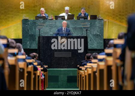 Le Président Joe Biden prend la parole lors de la 79ème session de l'Assemblée générale des Nations Unies, mardi 24 septembre 2024, au Siège de l'ONU à New York. (Photo officielle de la Maison Blanche par Adam Schultz) Banque D'Images