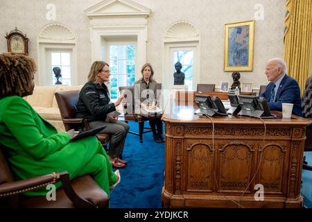 Le président Joe Biden rencontre Deanne Criswell, administratrice de la FEMA, Karine Jean-Pierre, attachée de presse et Elizabeth Sherwood-Randall, conseillère à la sécurité intérieure, pour discuter de la situation actuelle avec l’ouragan Helene dans le golfe du Mexique, jeudi 26 septembre 2024, dans le bureau ovale. (Photo officielle de la Maison Blanche par Adam Schultz) Banque D'Images