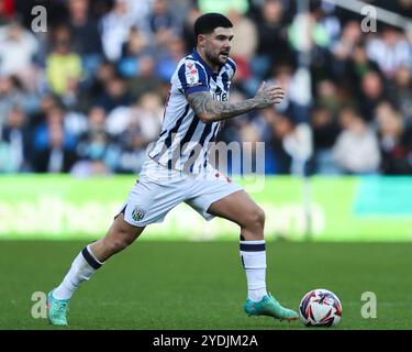 West Bromwich, Royaume-Uni. 26 octobre 2024. Alex Mowatt de West Bromwich Albion en action lors du match du Sky Bet Championship West Bromwich Albion vs Cardiff City aux Hawthorns, West Bromwich, Royaume-Uni, le 26 octobre 2024 (photo par Gareth Evans/News images) à West Bromwich, Royaume-Uni le 26/10/2024. (Photo de Gareth Evans/News images/SIPA USA) crédit : SIPA USA/Alamy Live News Banque D'Images