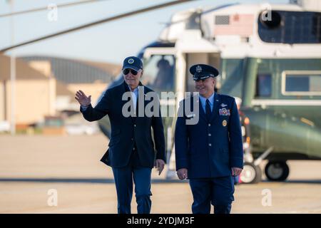 Le président Joe Biden débarque de Marine One à la base interarmées Andrews, Maryland, le jeudi 17 octobre 2024, il est escorté à Air Force One par le vice-commandant de la 89th Airlift Wing, Col. Pawluk. (Photo officielle de la Maison Blanche par Adam Schultz) Banque D'Images