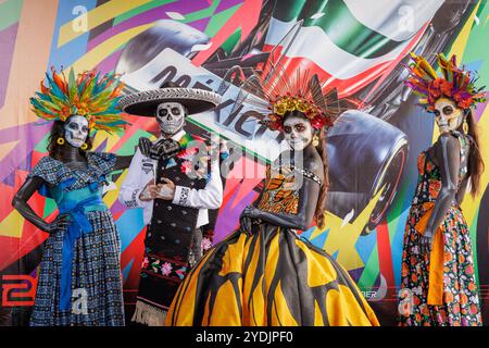 Mexico, Mexique. 25 octobre 2024. Les artistes posent pour des photos avant le Grand Prix de formule 1 de Mexico au Autódromo Hermanos Rodríguez le 25 octobre 2024 à Mexico, au Mexique. (Photo de Ben Adams/Sipa USA) crédit : Sipa USA/Alamy Live News Banque D'Images