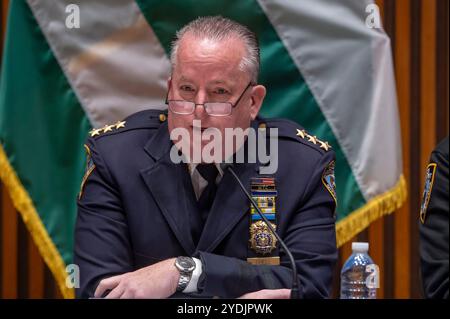 New York, États-Unis. 26 octobre 2024. Le chef de la patrouille John Chell prend la parole lors d'un briefing sur les préparatifs de sécurité en prévision du rassemblement de l'ancien président Trump au Madison Square Garden au One police Plaza de New York. Crédit : SOPA images Limited/Alamy Live News Banque D'Images